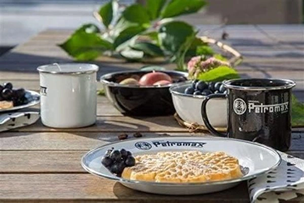 Masa cu doua cani, doua boluri cu fructe si farfurie alba cu o waffa, de la Petromax